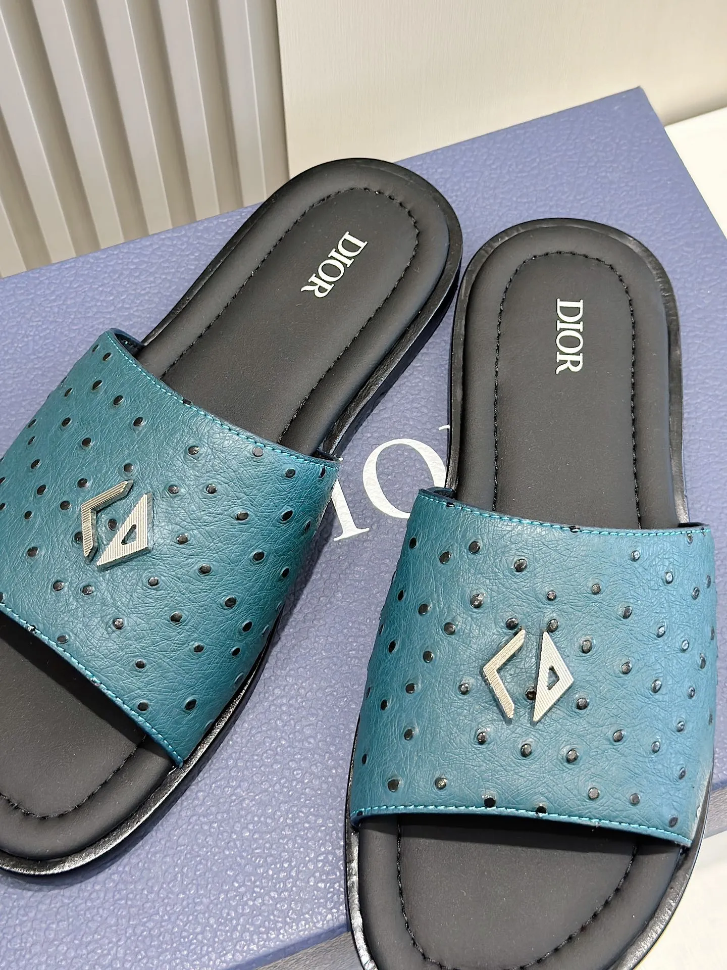 P320 [DIOR] Size 39-44 (38.45 custom-made) 2024ss Dior’s latest men’s slippers are a must-have. Dior Alias ​​Men's Genuine Leather Slippers This summer new Alias ​​sandal embodies a casual and elegant style. Carefully crafted from grained cow leather and Oblique printed fabric, with cowhide lining! Cross-strap design with metal-clad brass CD Diamond logo. The imported cowhide leather and rubber sole adds sophistication and comfort, while Oblique print-effect anti-slip panels add style.